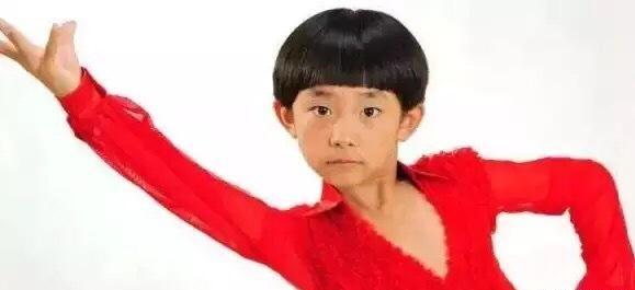 易烊千玺打游戏赢和输的状态,易烊千玺是演员歌手舞者原视频