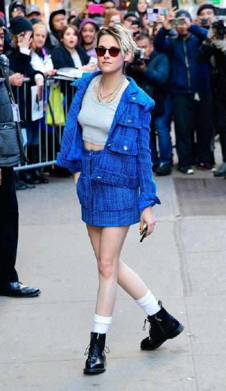 31岁暮光女罕见穿华丽裙装 (暮光蓝小西装搭配)