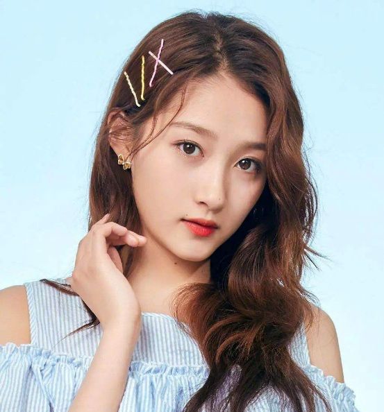 能把头发卷起来的发饰怎么戴,可以让两边头发蓬松起来的发饰