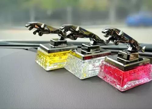 会引起车内爆炸的东西,车内发生爆炸把车炸坏了