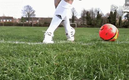 足球变向过人教学视频,足球变向运球训练方法