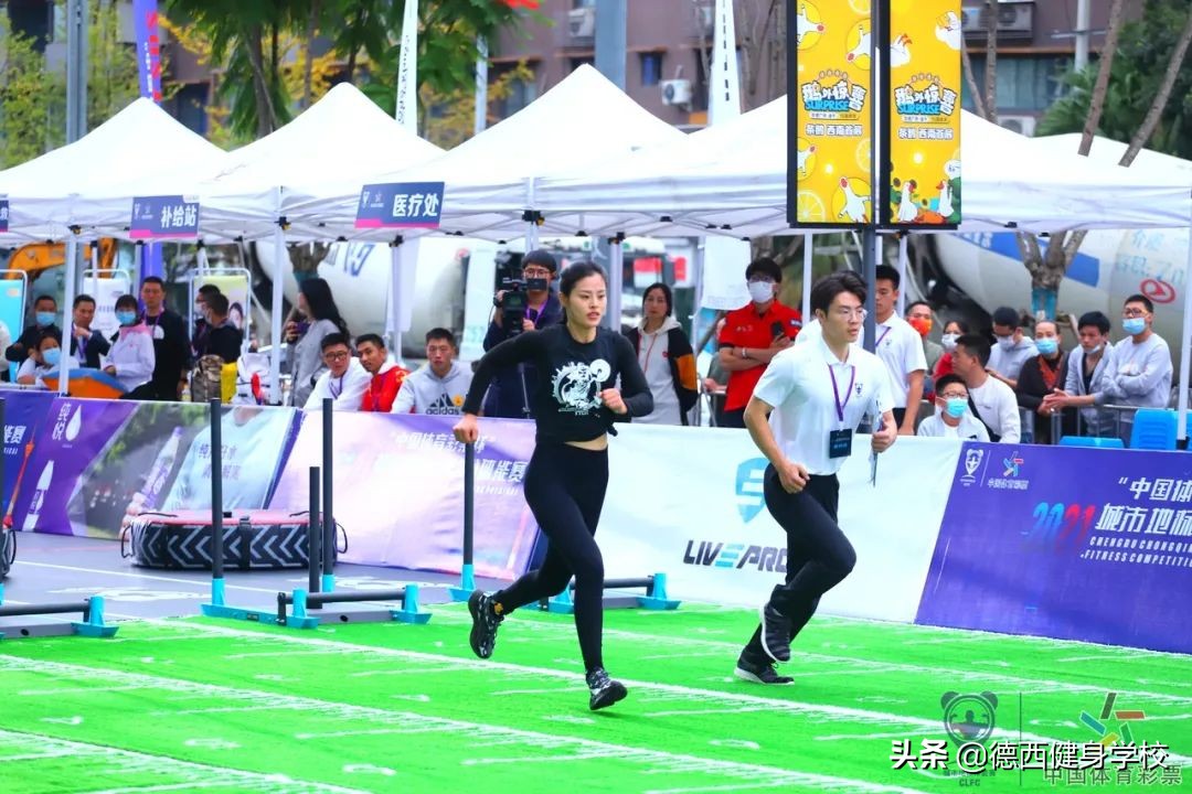 燃爆体能赛现场的，除了爆燃的体能咖，还有德西这支神秘的队伍