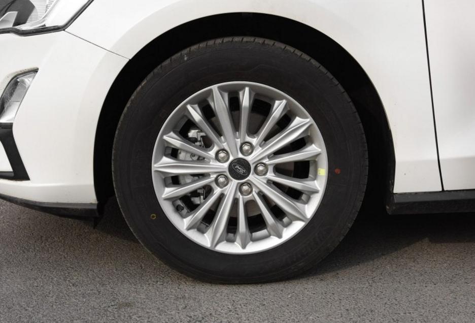 福克斯经典和新款区别,福克斯三厢1.6手动挡优点和缺点