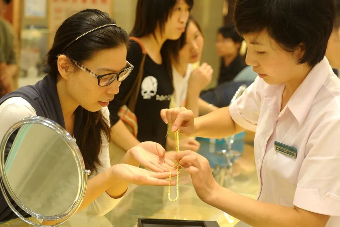 那些对黄金上头的年轻人，像极了几年前的中国大妈