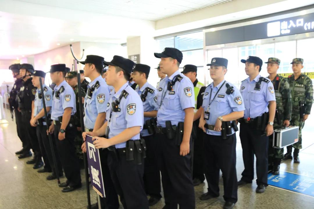 上海铁警全员待命,上海铁警坚守岗位图片