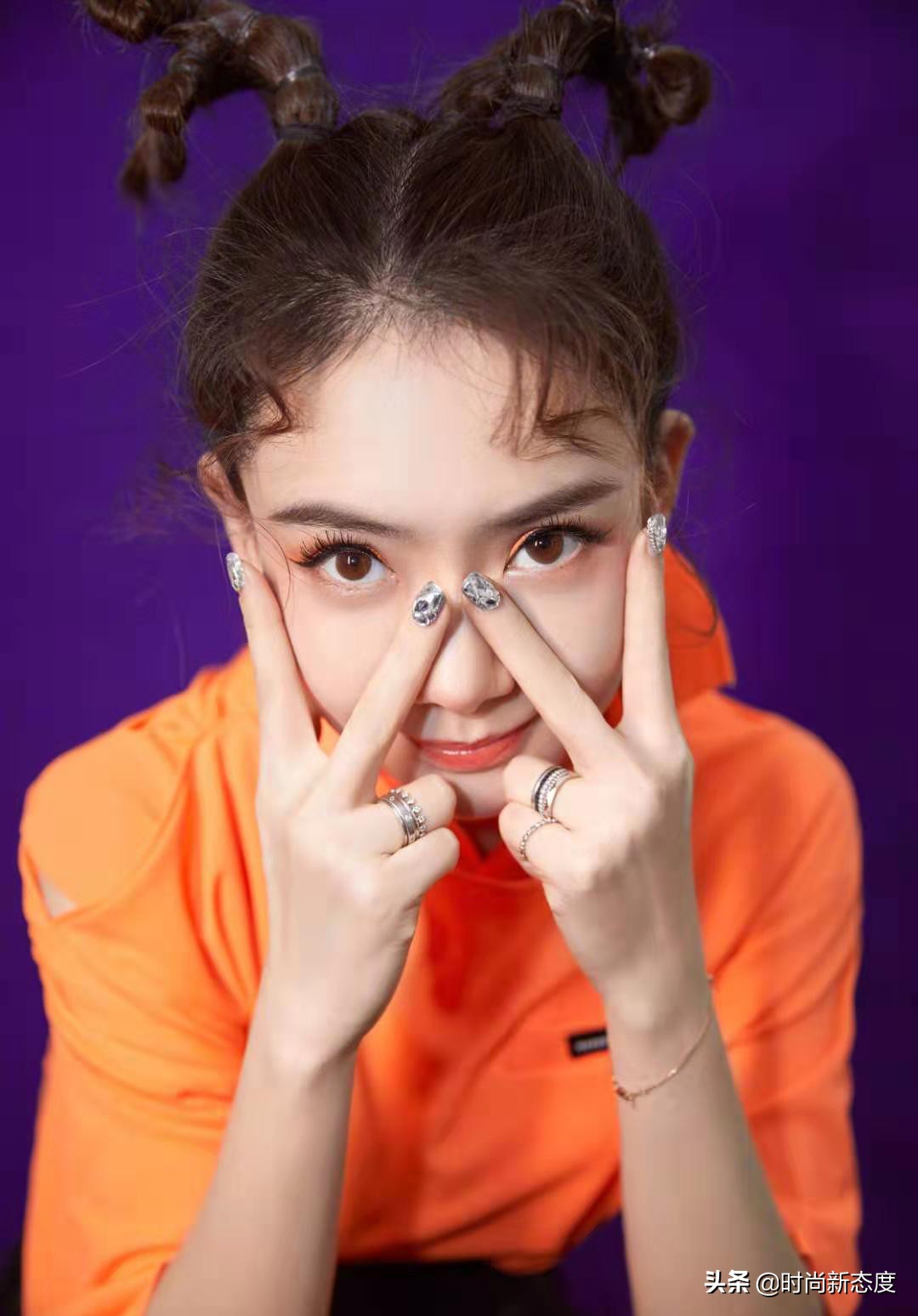 戚薇造型复古卷发教程,戚薇烟熏妆发型