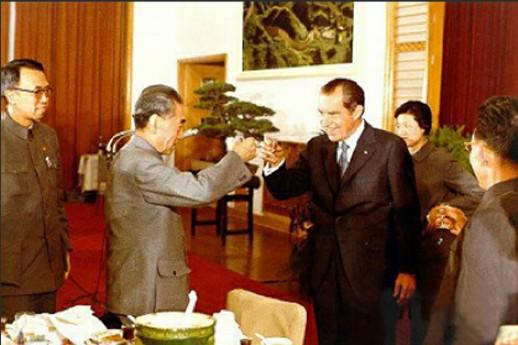 尼克松收到毛*东泽**12字墨宝，不解其意，50年众说纷纭，无人能解