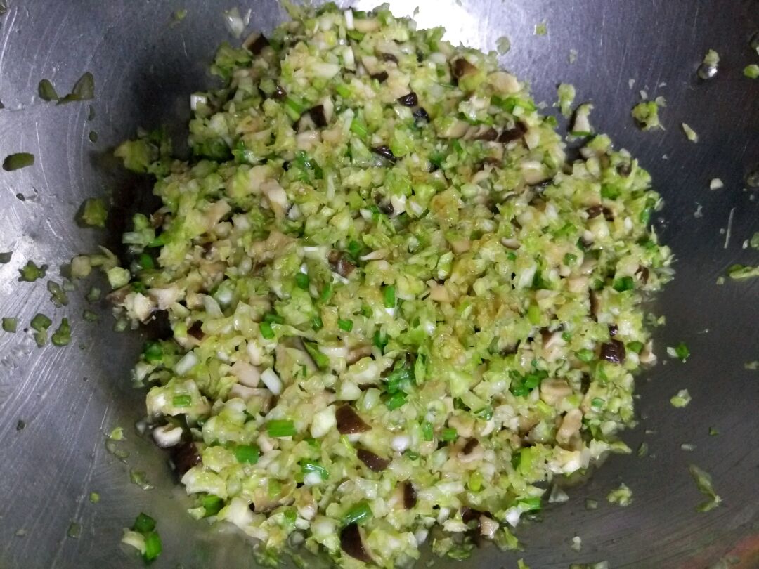 鲜嫩多汁的水饺馅怎么调最好吃,夏天最适合吃的素馅饺子馅推荐