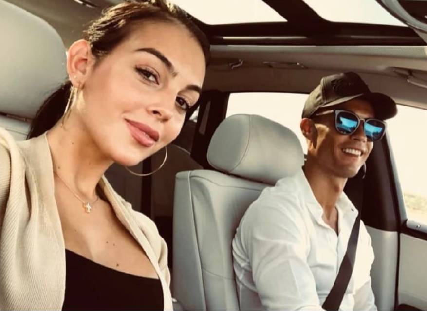 c罗进球后滑跪庆祝,c罗飞吻伊莲娜