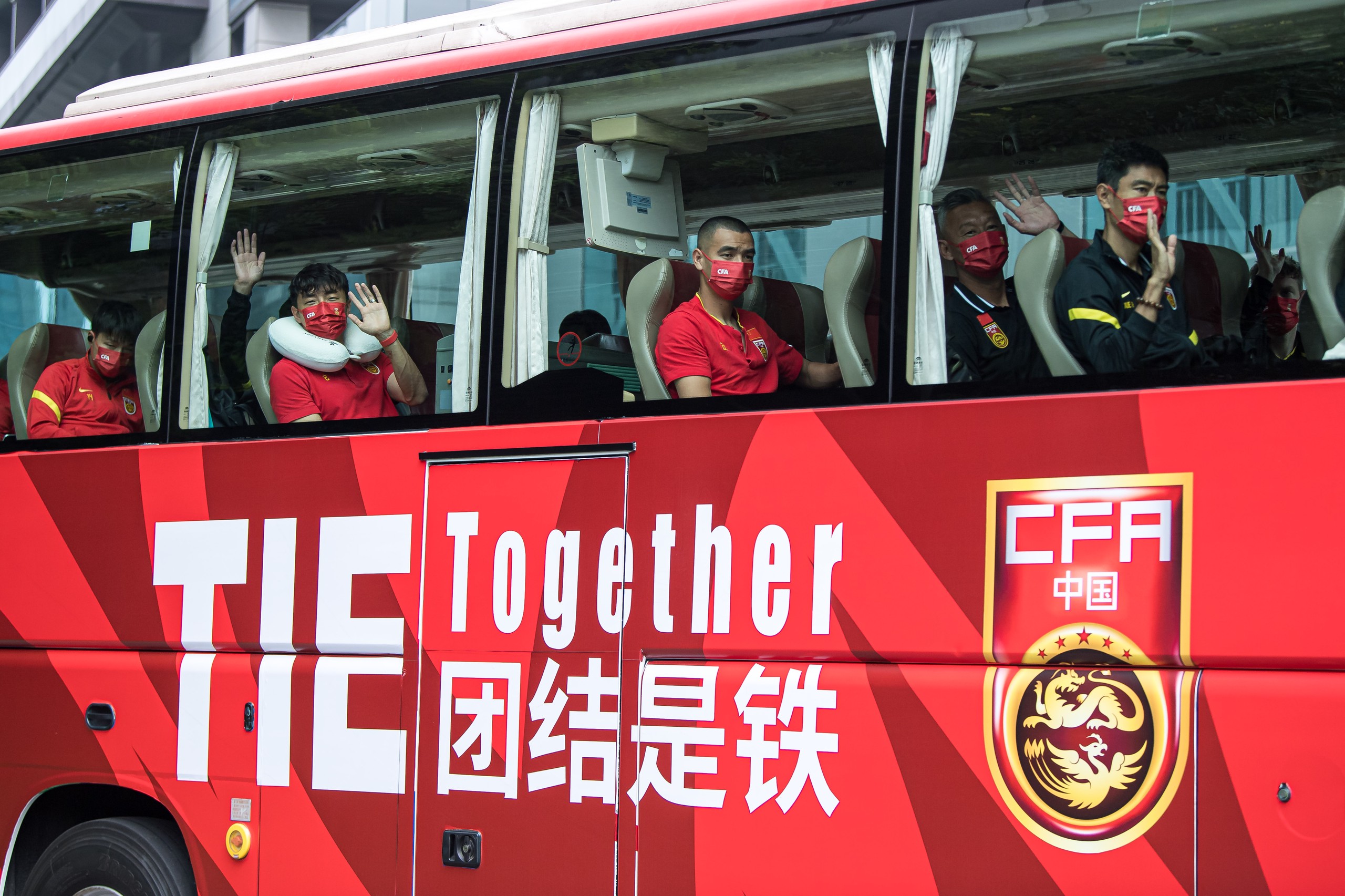 国足vs日本李铁场边指挥,国足击败越南队李铁采访