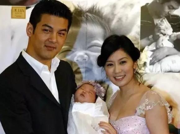 她16岁就火遍全国,她17岁成名因意外左眼失明