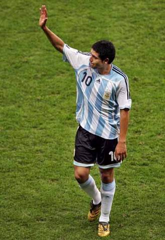 他穿10号球衣，他是古典足球大师，他是天才，坚持个性却注定孤独