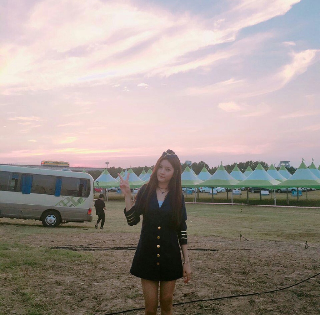 张子枫运动服金马晚宴,张子枫穿糖果色运动装