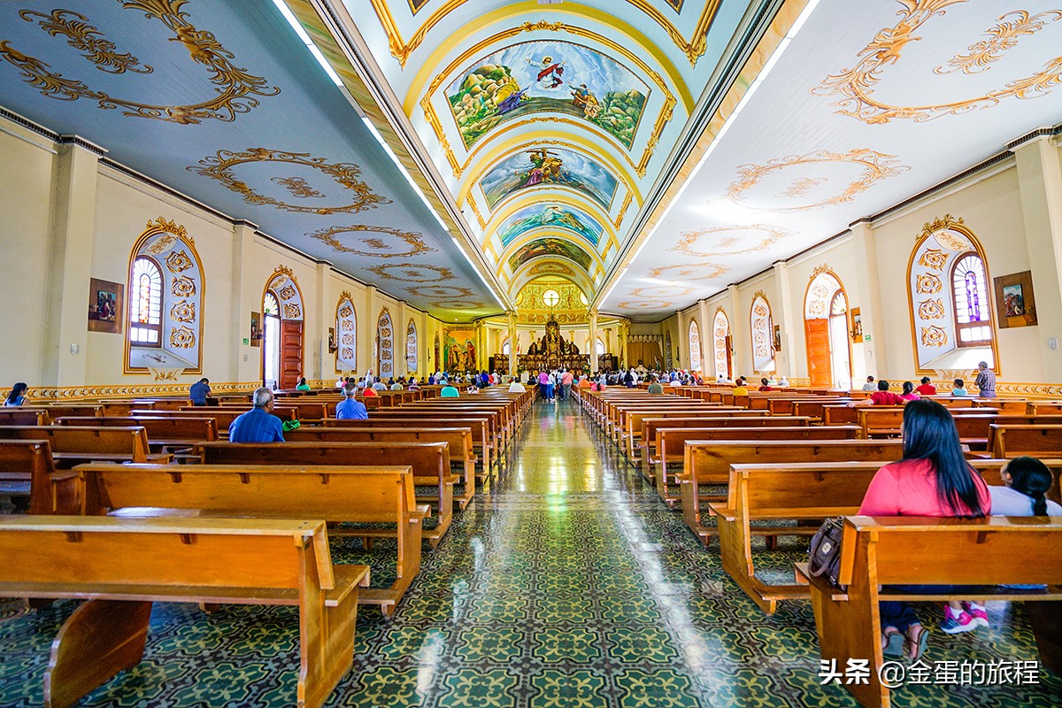 这里的肯德基加装防暴钢窗，保安用AK-47看店，此时此刻就在美洲