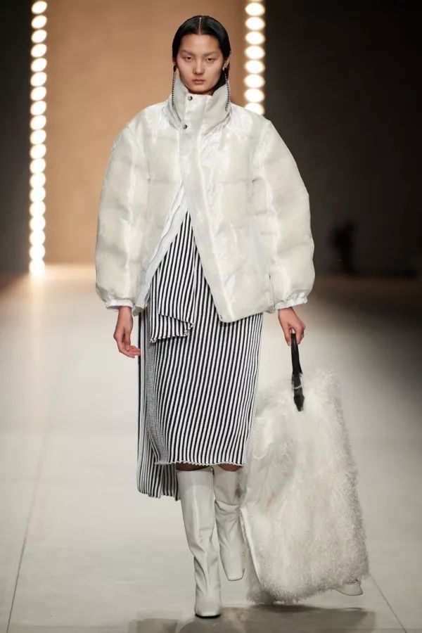 羽绒服太肥大太臃肿了怎么办,羽绒服穿肥点好还是瘦点好看