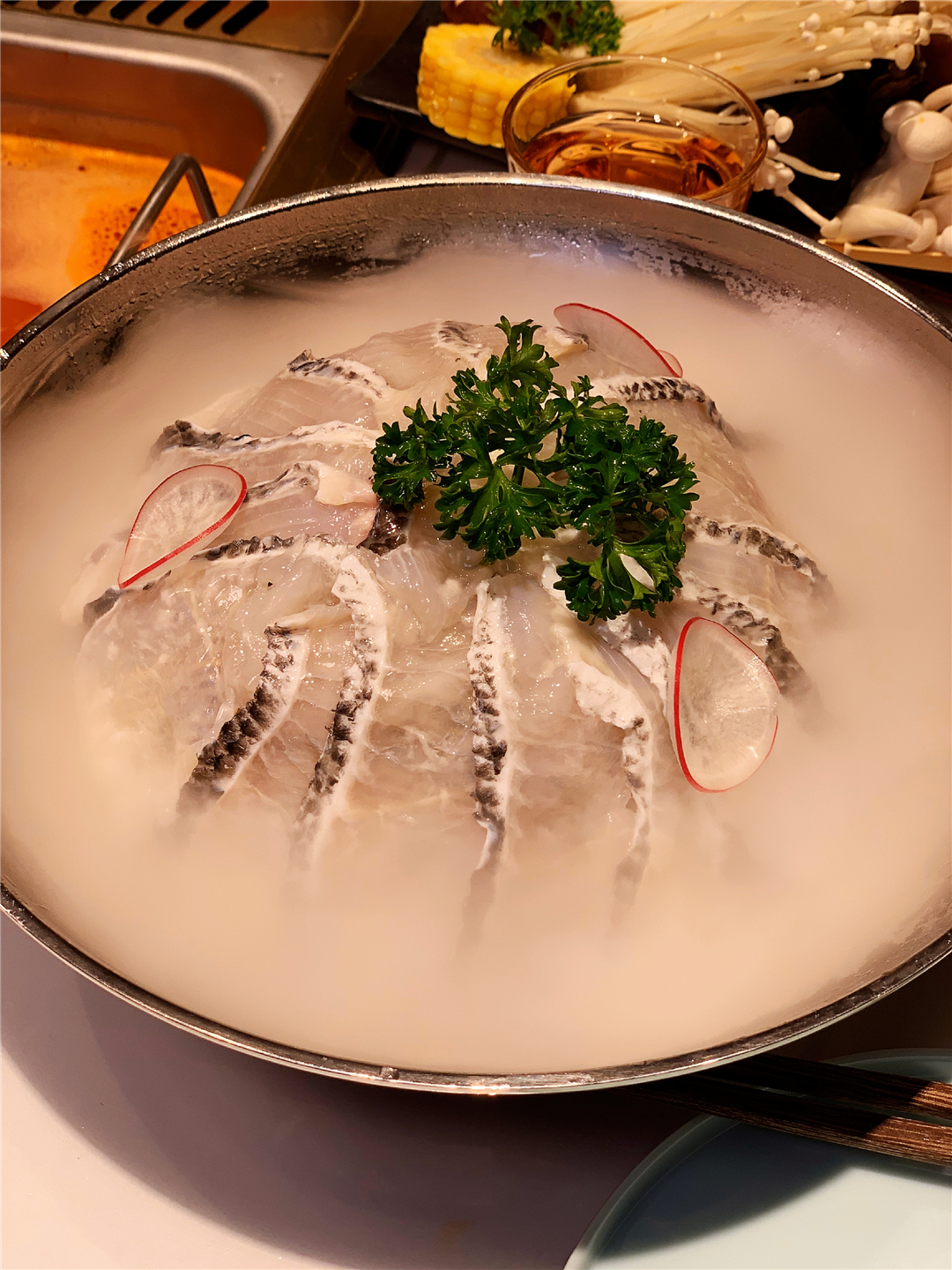 长春桂林路有家电影《叶问》同款火锅酒馆，楼里面有座“香港城”