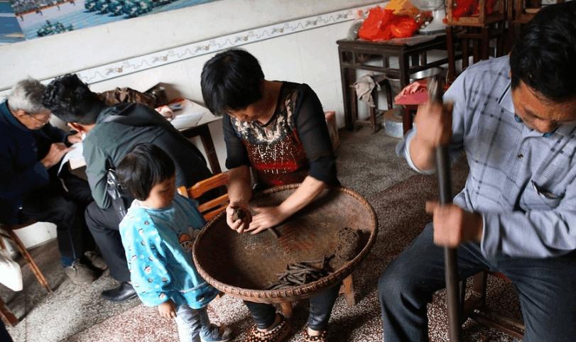 孤寡老人26万修墓完整视频,湖南96岁老人花了14万自建墓