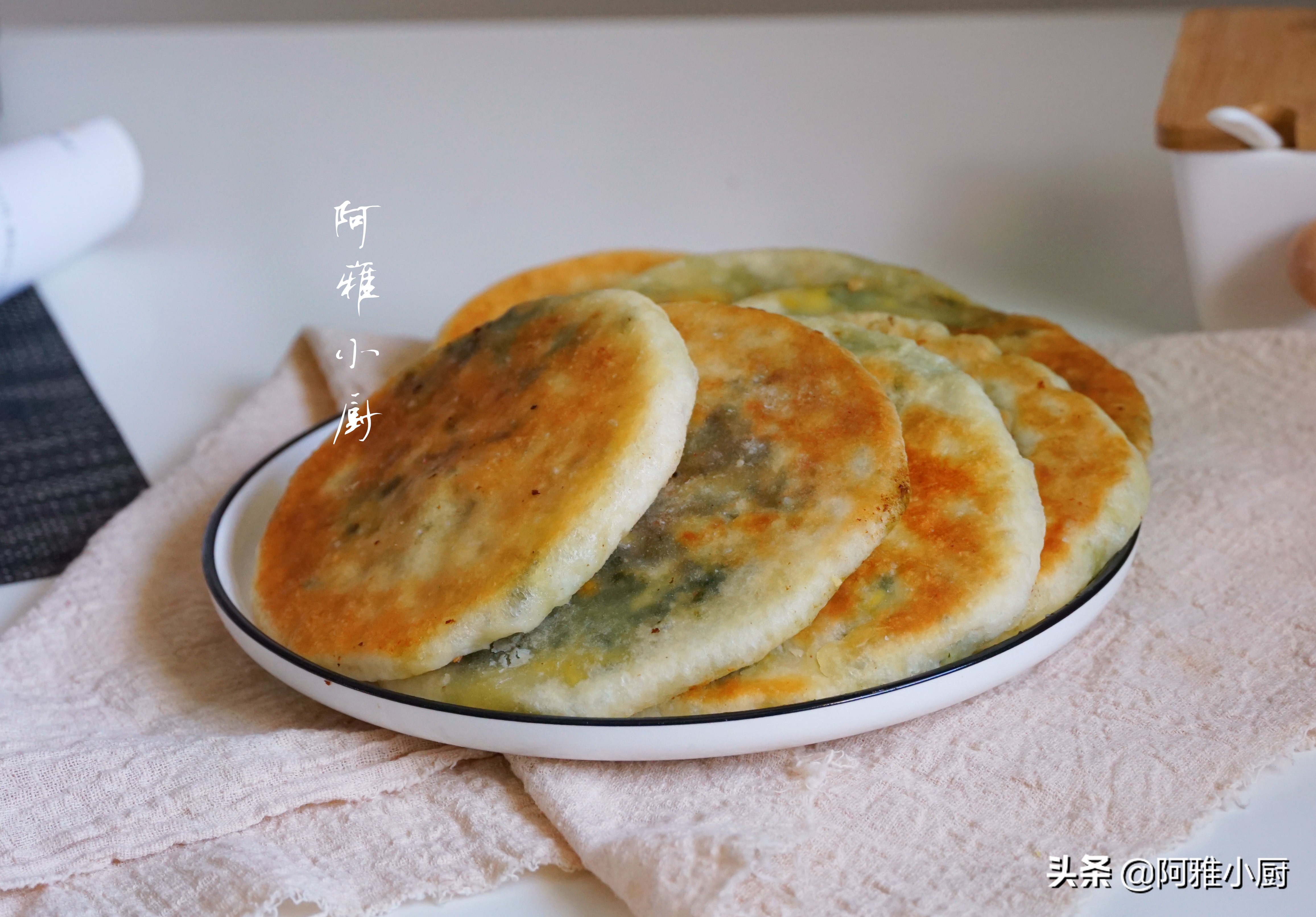 馅饼的皮总是很硬?教你懒人做法,不揉面不擀面,薄皮大馅又软和