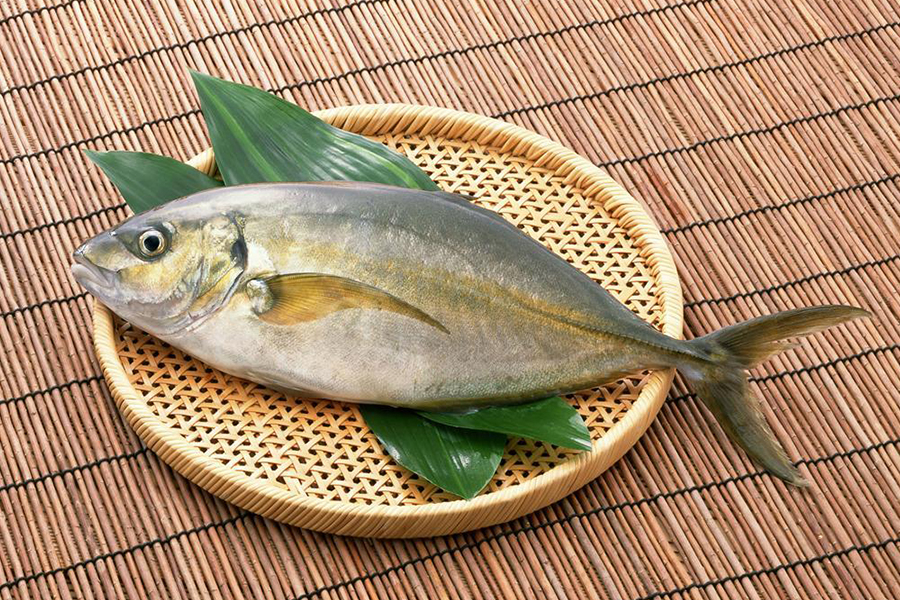 生活中的异味怎么去除，饭糊味可以用大葱，做鱼不腥就用牛奶