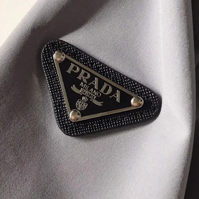 致敬普拉达,普拉达冲锋衣官方旗舰店价格