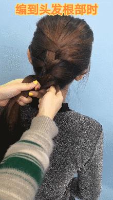 杨幂半扎鱼骨辫,杨幂的新发型双马尾鱼骨辫