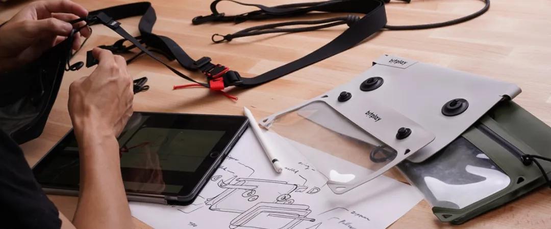 全境防水瞬扣包，地上水下都能用，下雨游泳照样玩手机