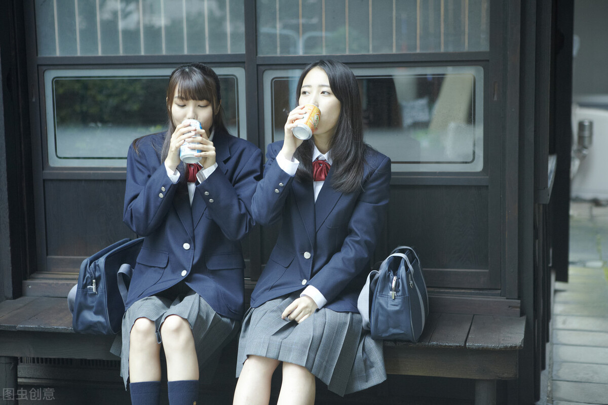 日本女性为什么爱穿短袜,日本人为啥喜欢穿丝袜