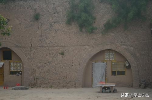 甘肃省宁县民间原始住宅窑洞,原始村庄的窑洞