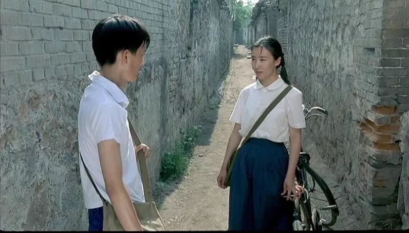 地位与张艺谋不相上下,他第一次做导演,扯掉了理想主义的遮羞布