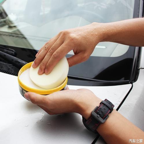 前挡玻璃的年检贴纸怎样清除,汽车前挡风玻璃年审贴如何清理