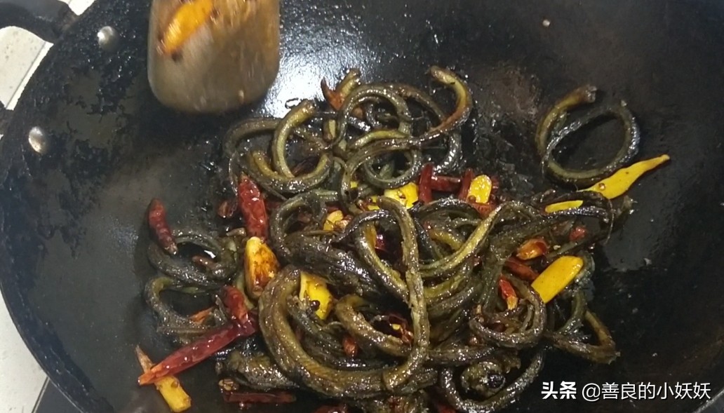 盘龙鳝鱼最正宗的做法,怎样做不过油的香辣盘龙鳝鱼