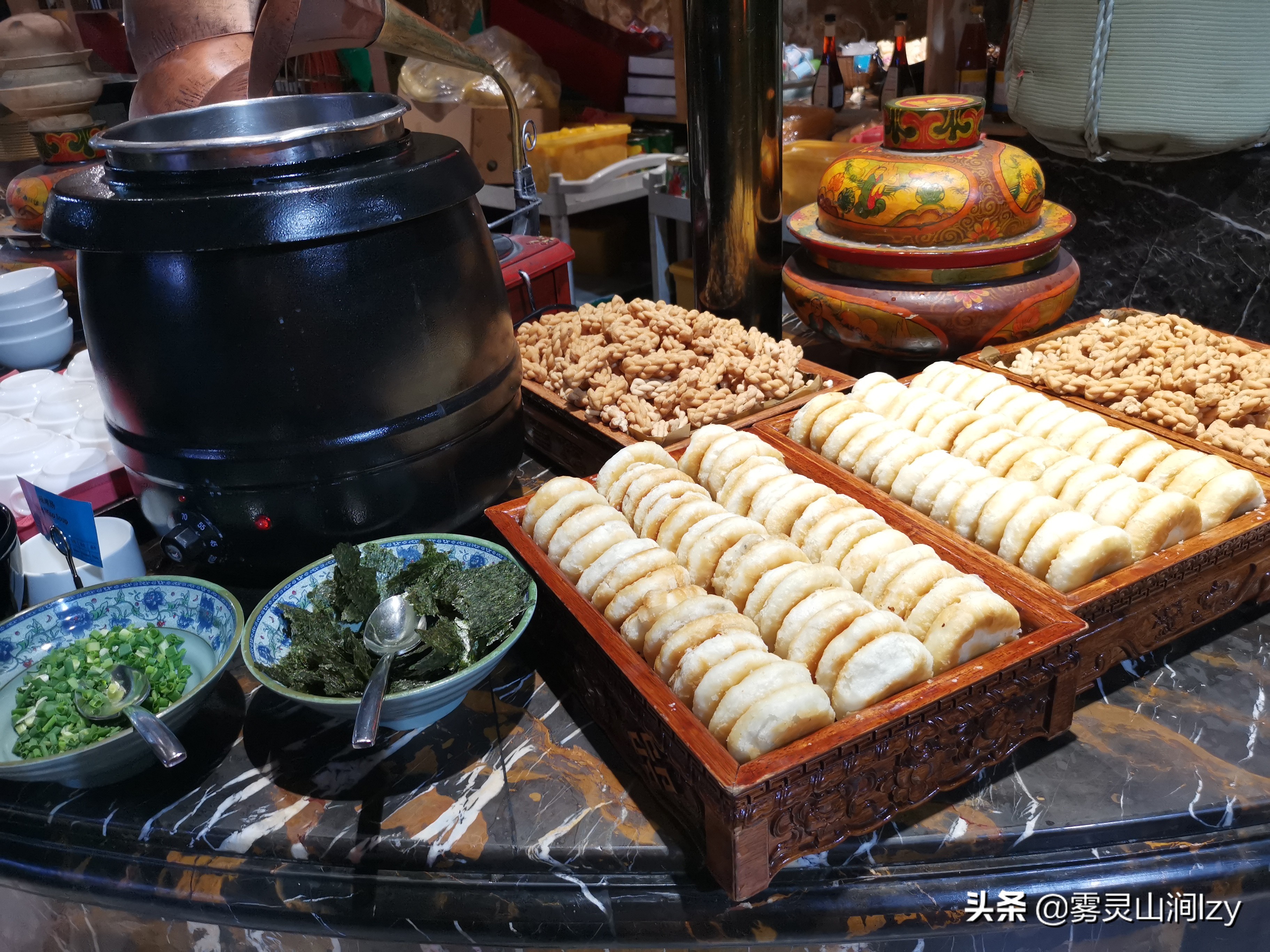 蓝天白云下的雪域高原布达拉宫,蓝天之下日光之城简介