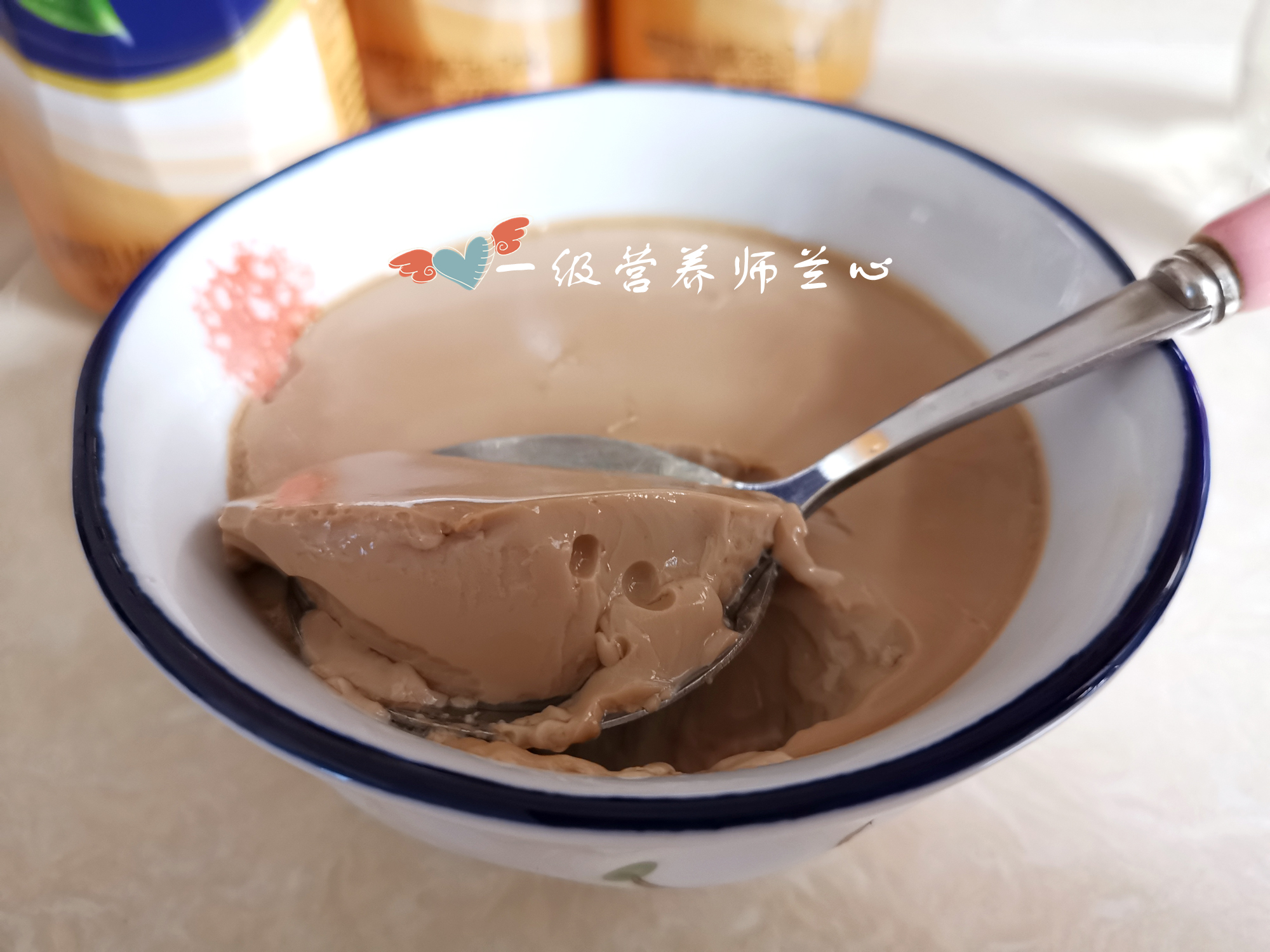 家人不喜欢喝牛奶，我加了个鸡蛋和白凉粉，老公孩子都抢着吃