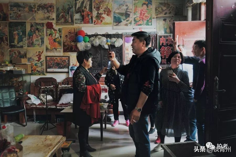 大衣哥朱之文买新车引围观,大衣哥朱之文被农民围观