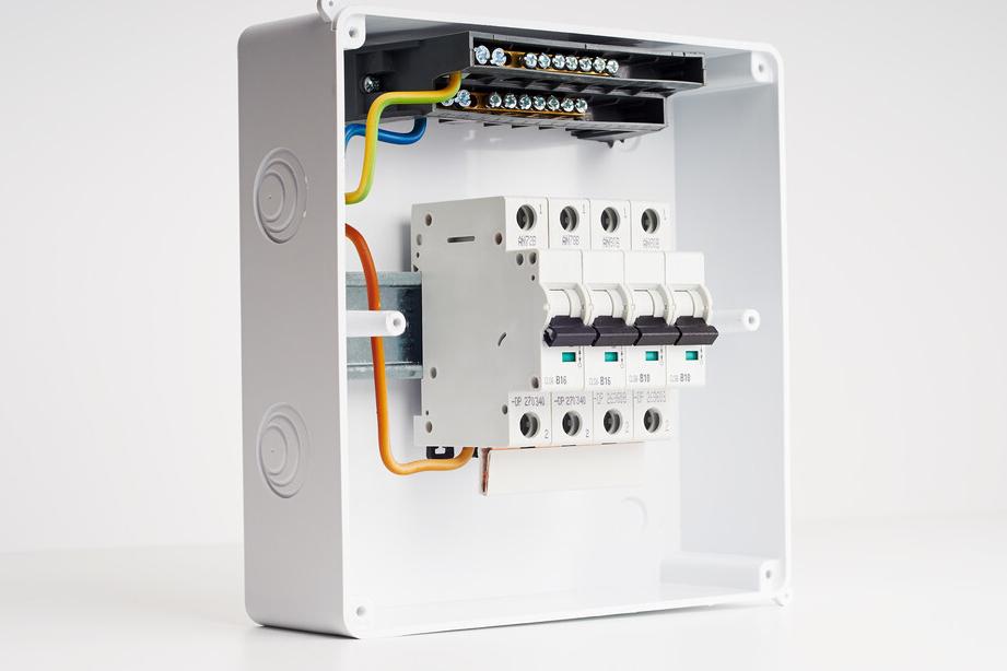 家里电闸主闸发热还跳闸,家里厨房的电闸老是跳闸