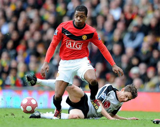 埃弗拉庆祝曼联夺冠,足坛故事录