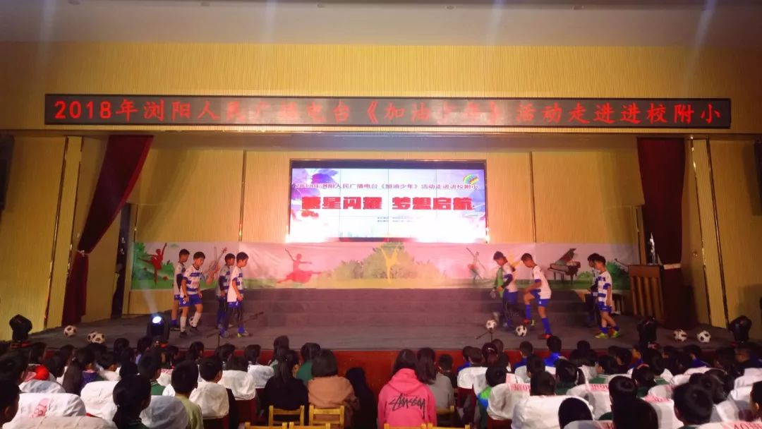 加油少年未来可期锣鼓喧天迎开学,加油少年未来可期送娃上学