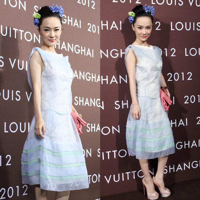 霍思燕现身机场时髦打扮秒变18岁,霍思燕颜值巅峰白纱裙