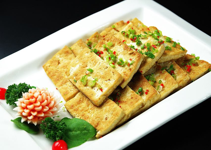 煎豆腐要加鸡蛋液吗,煎豆腐锅底要撒盐吗