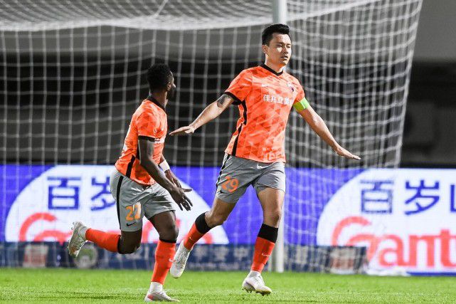 烂尾的大湾区德比!恒大爆冷1-2负于深圳,登顶一轮就被扯下来了
