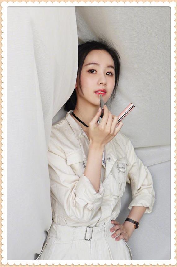 陈都灵红裙大波浪仿妆,陈都灵港风大变样