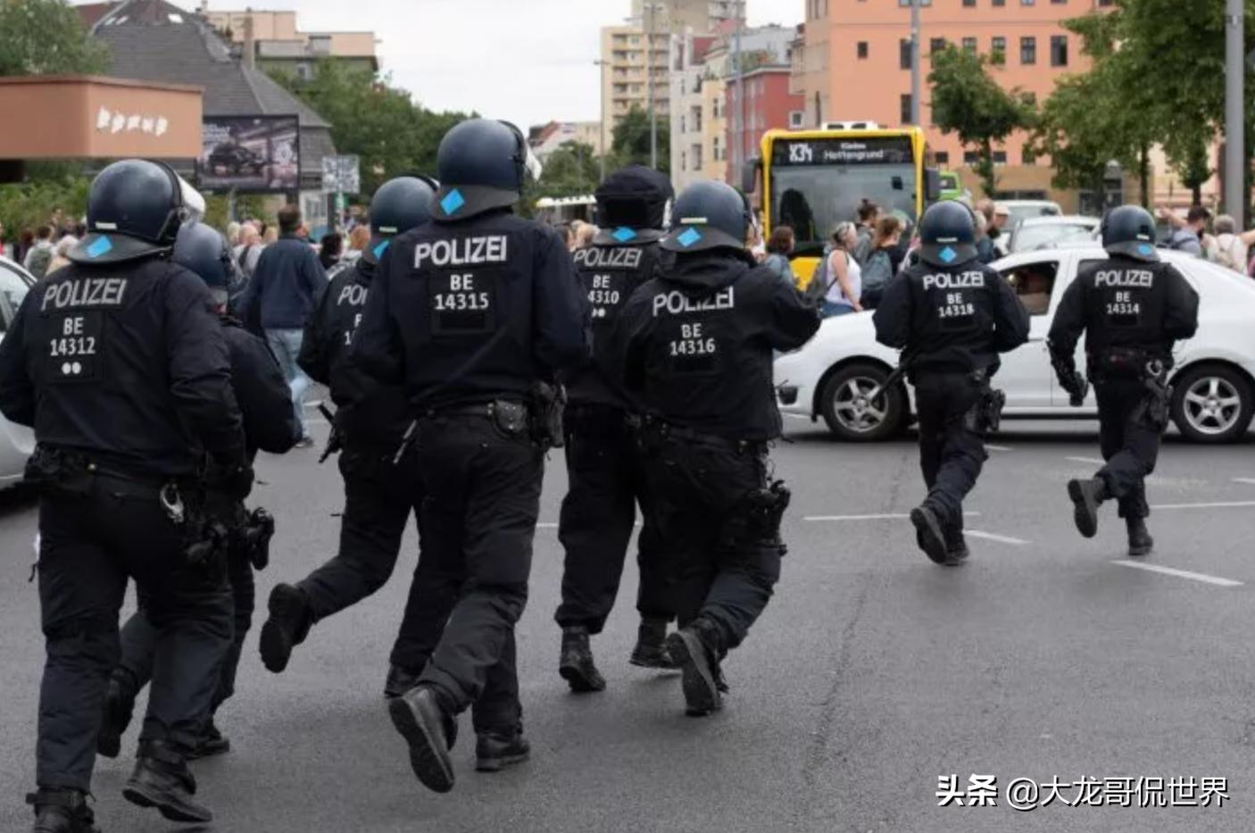 德国警察抓抗议者,德国警察执法驱散视频