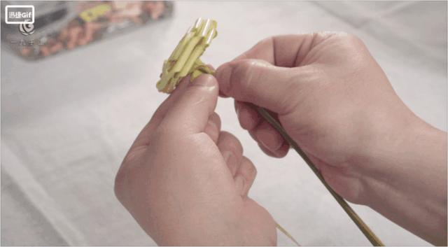 用叶子编玫瑰花图片,不用剪刀做教师节玫瑰花手工制作