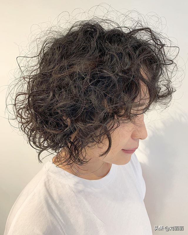 好看又时尚的发型最新款,40-50岁洋气烫发型中长发大圆脸