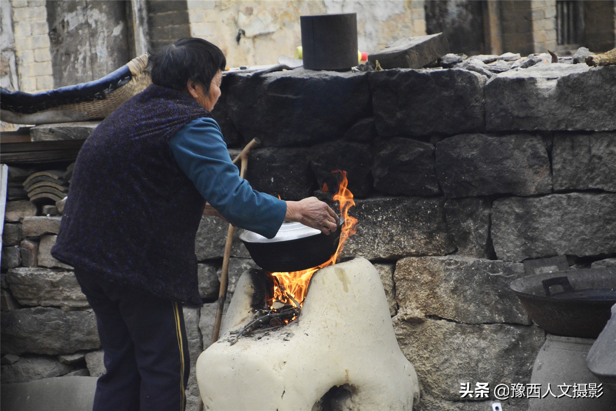 山村老两口想吃碗凉粉，削坏红薯在铁板上磨浆，半天胳膊就肿了