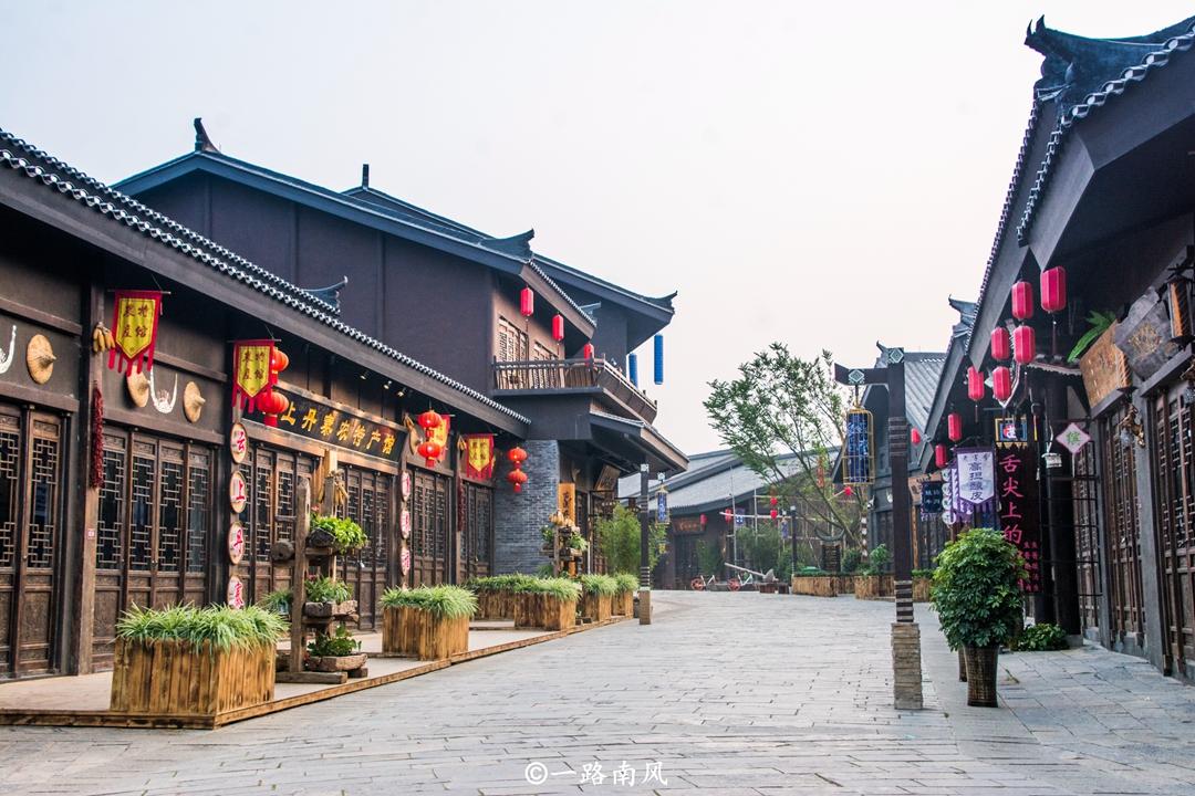 贵州有个万达小镇，投资13亿却坚持免费，游客“太人性化了”