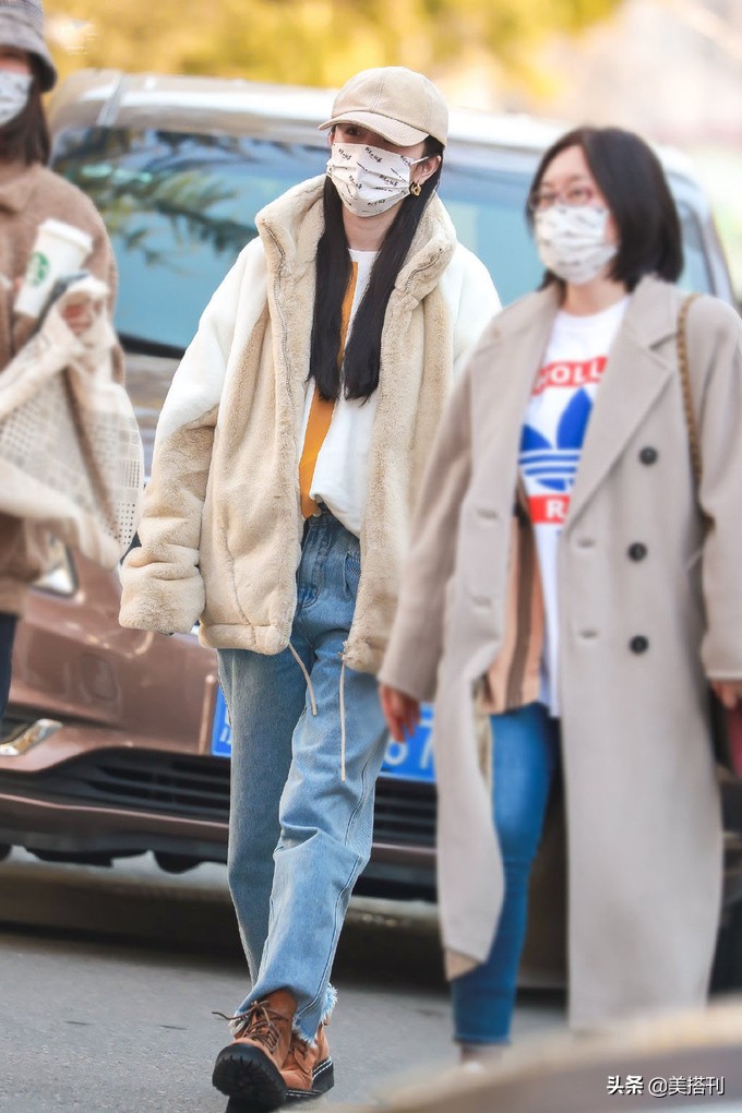 杨幂卡其色外衣,杨幂穿的棕色棒球服