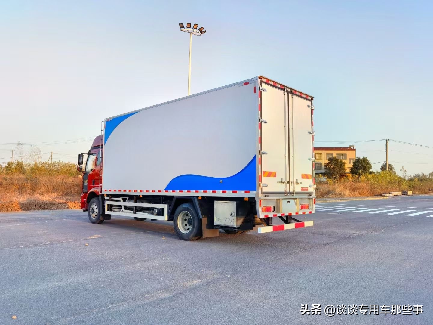 蓝牌冷藏鲜活水产运输车,鲜活水产运输车价格