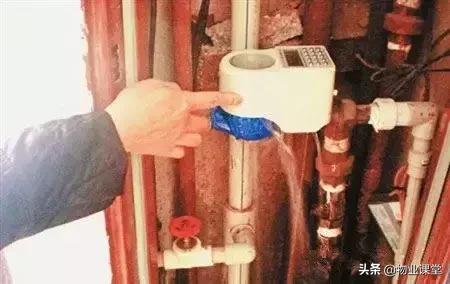 水表前漏水自来水公司会维修吗,水表漏水泡坏邻居的墙谁的责任