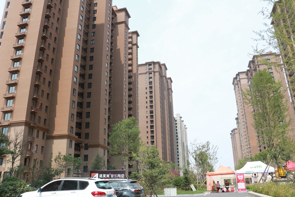 “渣渣墙”用钥匙就能抠出洞！青岛即墨正大·佳源都市弄啥咧